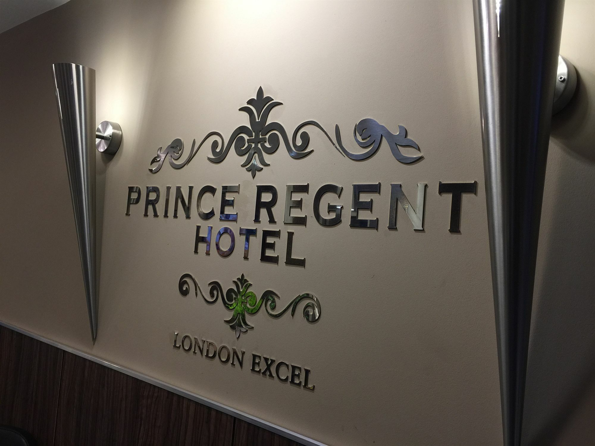 Prince Regent Hotel Excel Лондон Экстерьер фото